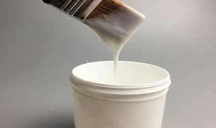 Dompter les bulles dans la colle blanche : pourquoi les antimousses sont essentiels