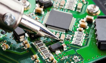 Agent antimousse : un rôle essentiel dans le nettoyage des circuits imprimés